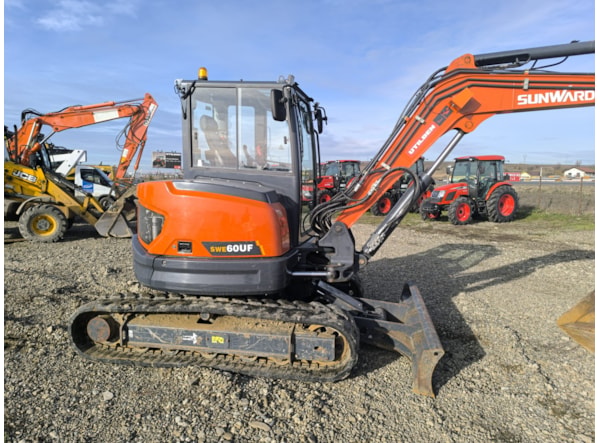 Midiexcavator SUNWARD SWE 60 UF - 3 cupe si cupla rapida mecanica Disponibil de inchiriere  de vanzare