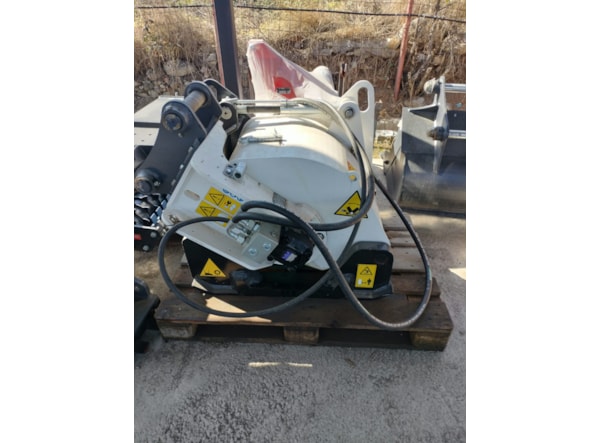 Midiexcavator SUNWARD SWE 90 UF + freza de asfalt gratuit SIMEX PLB 400 de vanzare