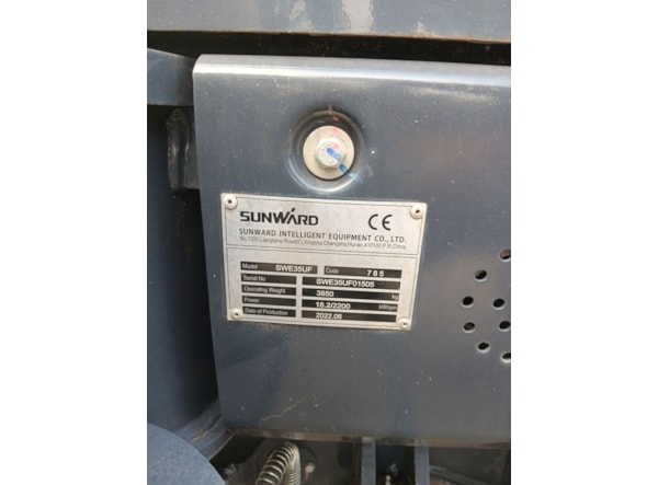 Miniexcavator SUNWARD 35UF  R DISPONIBIL PENTRU INCHIRIERE de vanzare