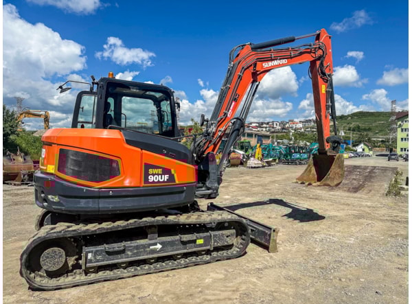 Midiexcavator SUNWARD 90uf  + Picon 400 kg de vanzare