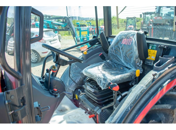Tractor Kioti CK 3530C-EU cabina cu AC, transmisie manuala si incarcator frontal de vanzare