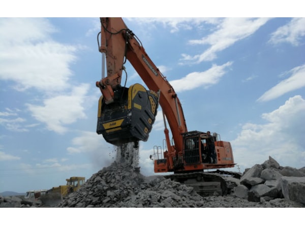 Cupa de concasare constructii MB Crusher BF 150.10 -- excavator 70 - 100 t. de vanzare