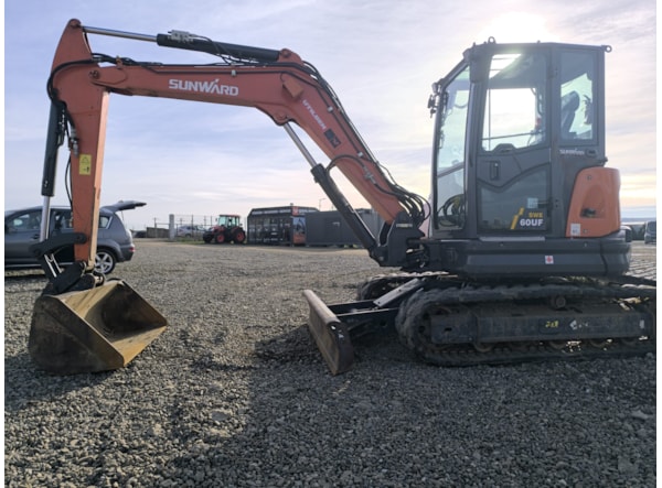 Midiexcavator SUNWARD SWE 60 UF - 3 cupe si cupla rapida mecanica Disponibil de inchiriere  de vanzare