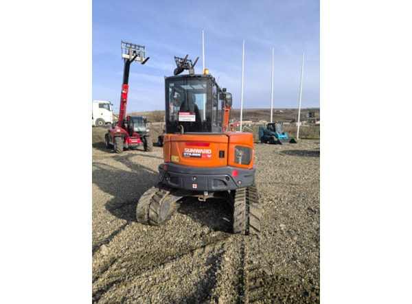 Midiexcavator SUNWARD SWE 60 UF - 3 cupe si cupla rapida mecanica Disponibil de inchiriere  de vanzare