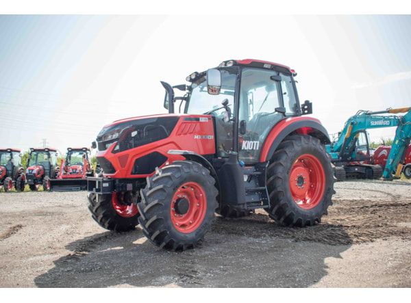 Interior cabină tractor Kioti HX 1001 &ndash; confort premium cu climatizare și scaun pneumatic