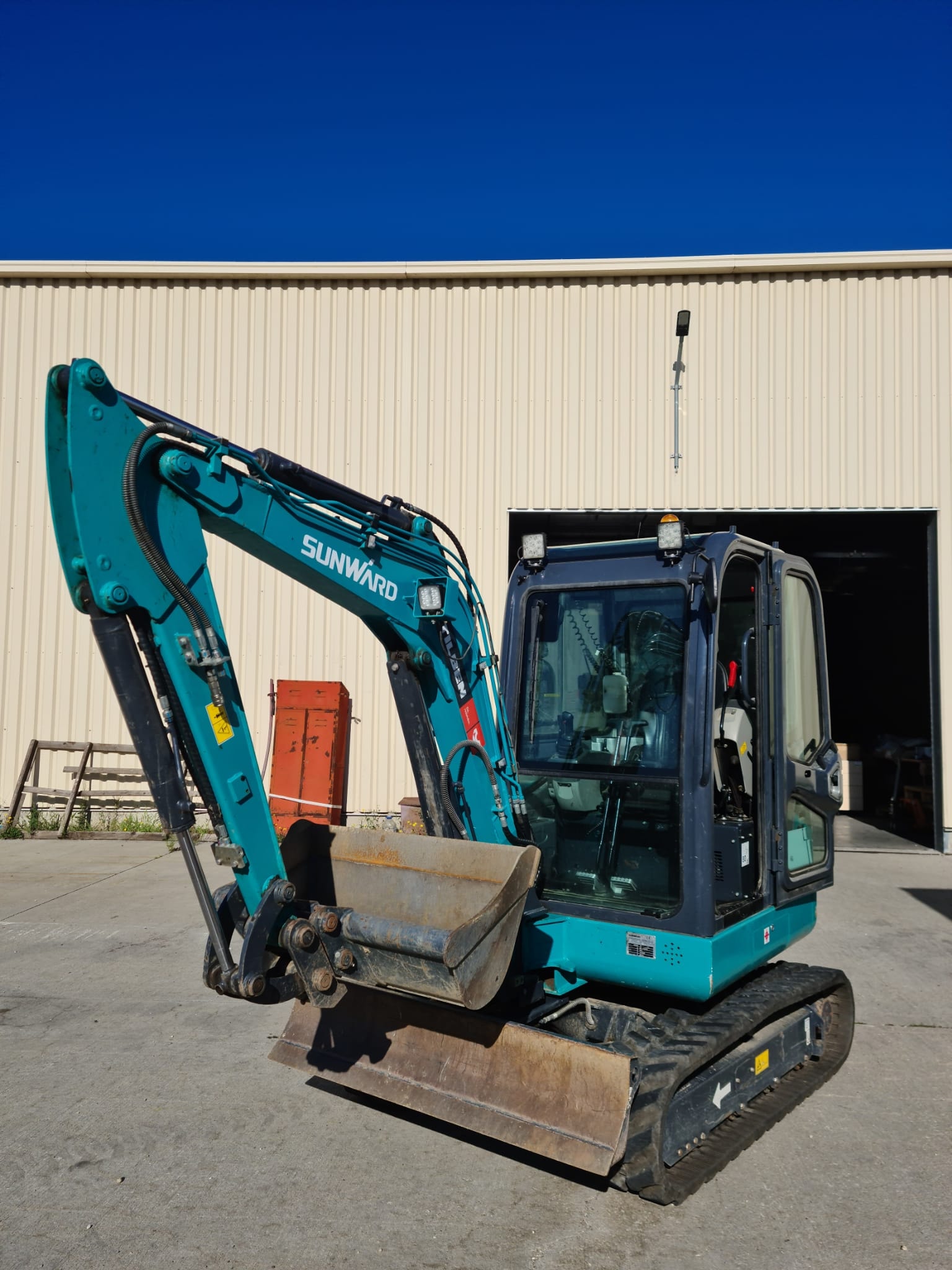 Miniexcavatoare 25F DISPONIBIL PENTRU INCHIRIERE