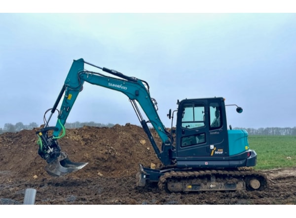 Midiexcavator SUNWARD SWE 90 UF de vanzare