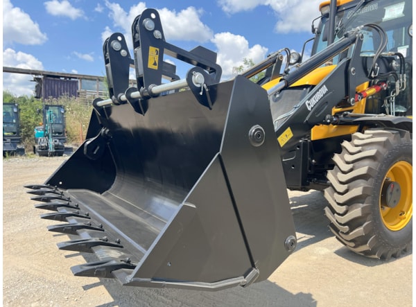Buldoexcavator CUKUROVA 884 STAGE V de vanzare