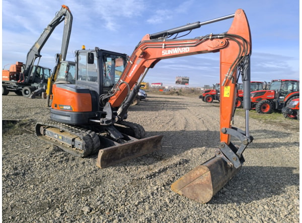 Midiexcavator SUNWARD SWE 60 UF - 3 cupe si cupla rapida mecanica Disponibil de inchiriere  de vanzare