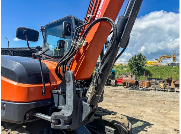 Midiexcavator SUNWARD 90uf  + Picon 400 kg de vanzare
