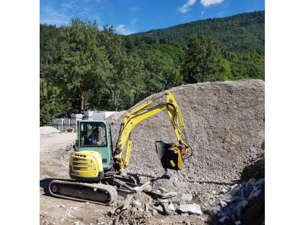 Cupa de concasare constructii MB Crusher MB-C50 S4 -- excavatoare  6 - 10 t. de vanzare