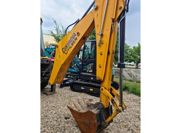 Buldoexcavator CUKUROVA 885 R de vanzare