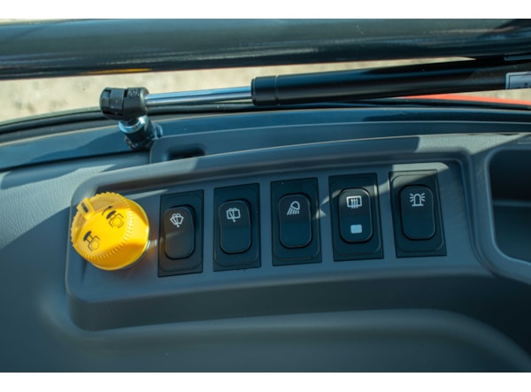 Tractor Kioti CK 3530C-EU cabina cu AC, transmisie manuala si incarcator frontal de vanzare