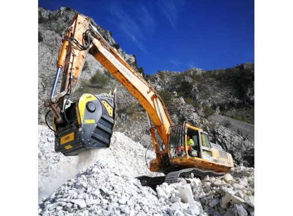 Cupa de concasare constructii MB Crusher BF 135.8 -- excavatoare 48 - 80 t. de vanzare