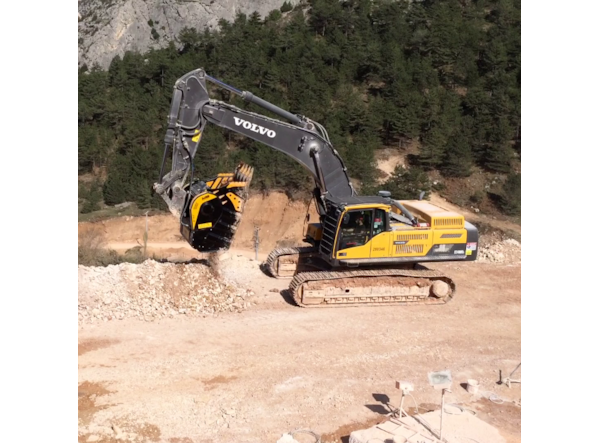 Cupa de concasare constructii MB Crusher BF 135.8 -- excavatoare 48 - 80 t. de vanzare
